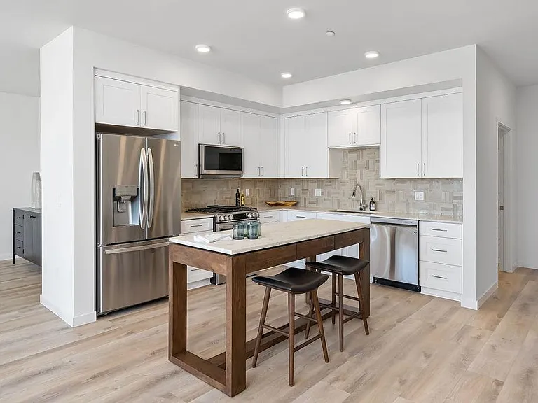 2475 Victoria Ave #305 — Photo 7