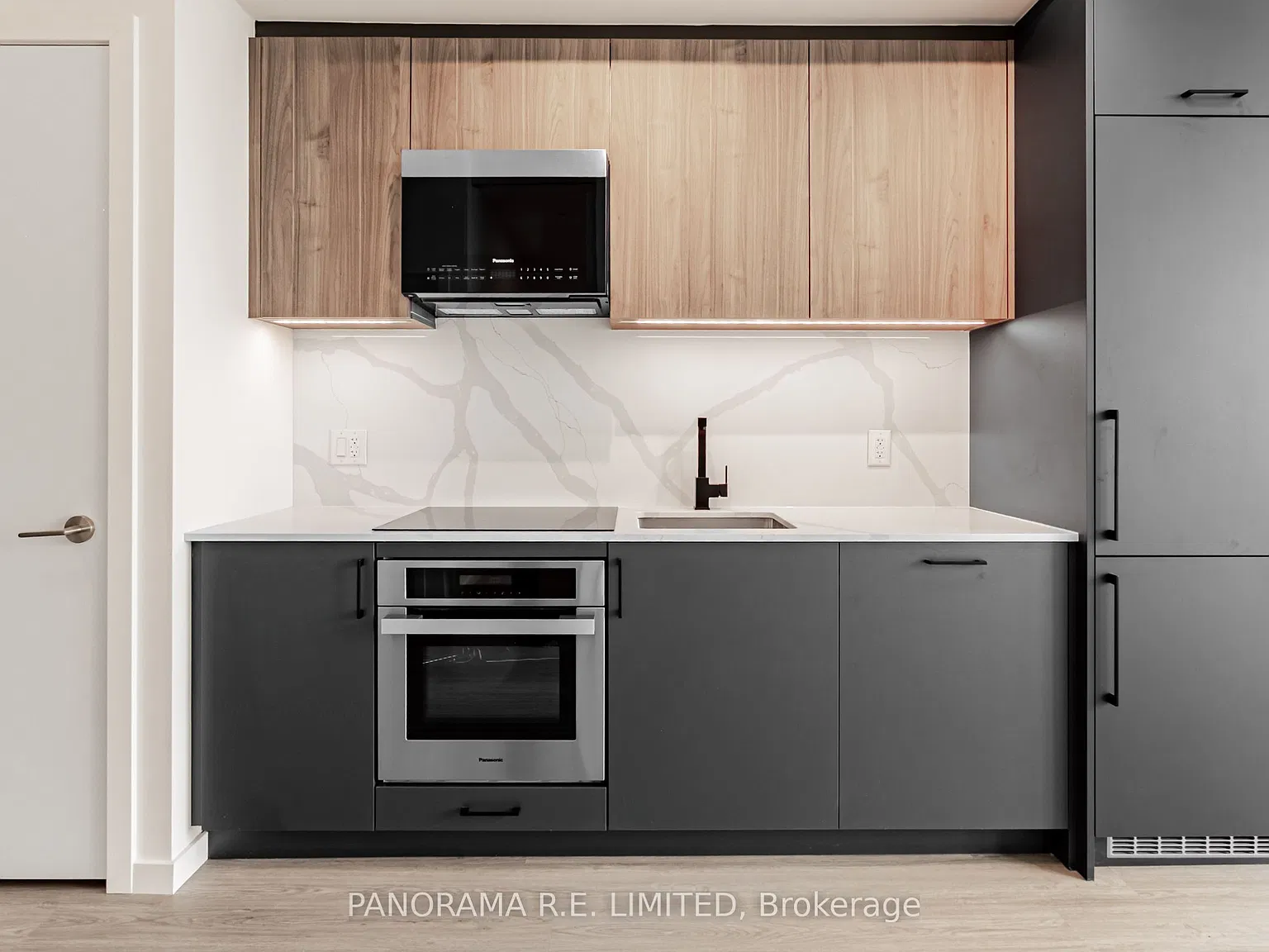 Reina Condos — Photo 3