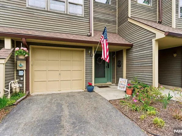40 Lexington Ln APT D, West Milford, NJ 07480