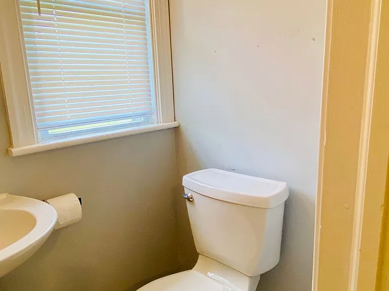 2210 Manlyn Rd — Photo 32