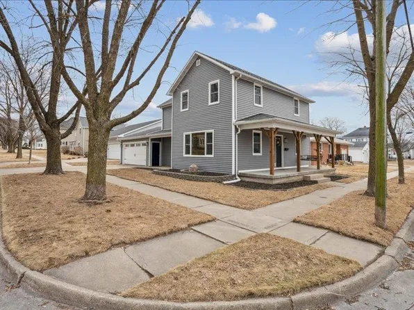 403 4th St SE, Dyersville, IA 52040