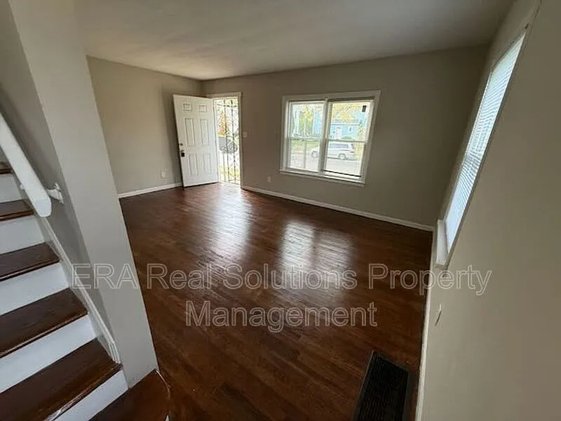 2 bed, 1.0 bath, $1,050 — Photo 3