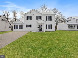 16 Goldenridge Dr, Levittown, PA