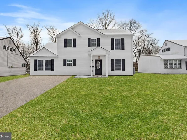 16 Goldenridge Dr, Levittown, PA 19057