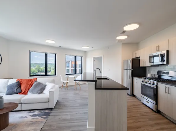 PINNACLE Orange Crossing