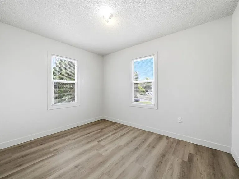 1347 Thayer Dr — Photo 8