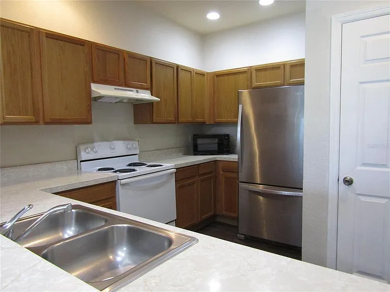 3108 Wentworth Ln — Photo 3