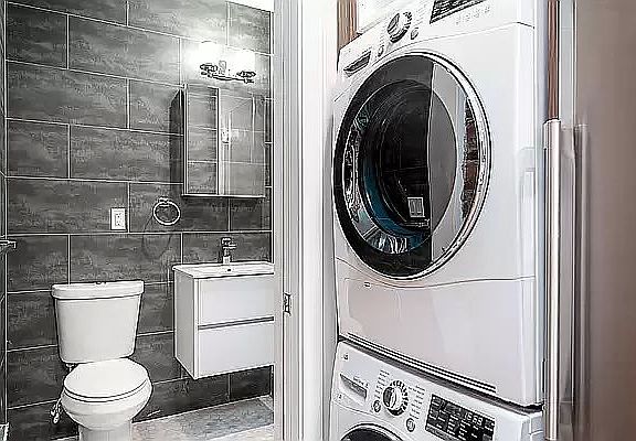 3rd image of 941 Washington Ave #616