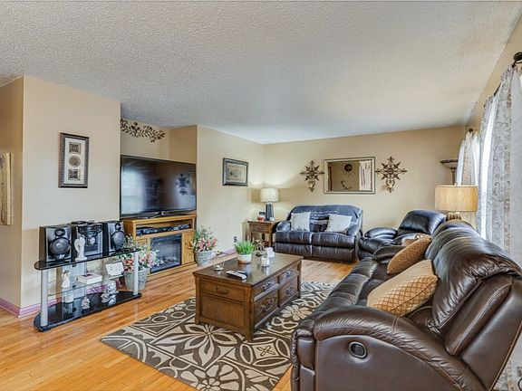 2nd image of 717 Heritage Square Dr