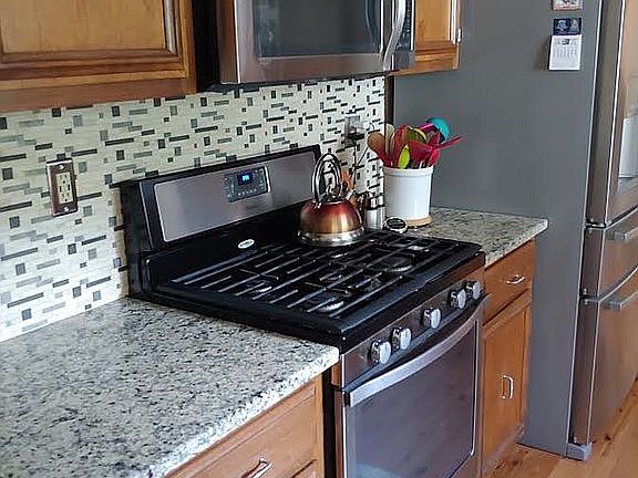 Kitchen/gas stove/microwave