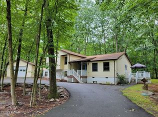 101 Blueshelf Ln, Hawley, PA 18428