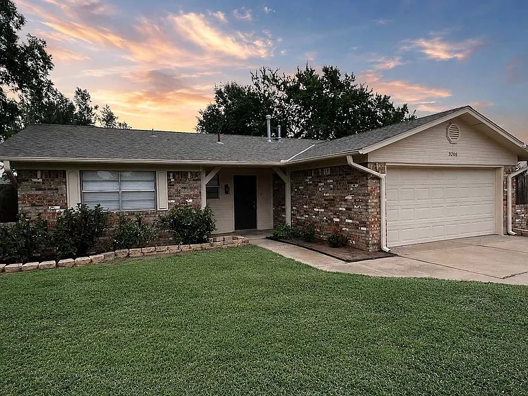 3205 SE Coachman Pl — Photo 1