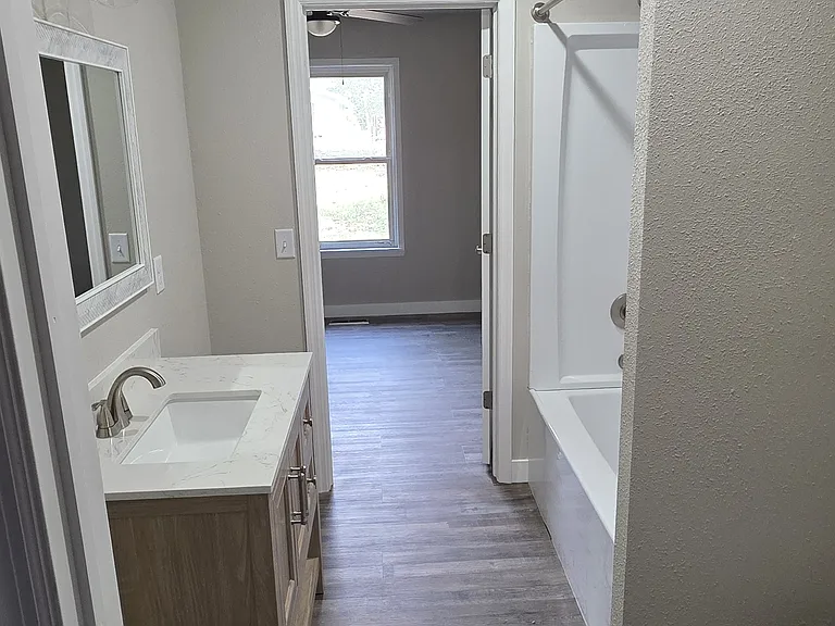 1824 N Hillcrest Ave — Photo 7