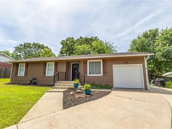 929 W Eden Cir, Fayetteville, AR 72701