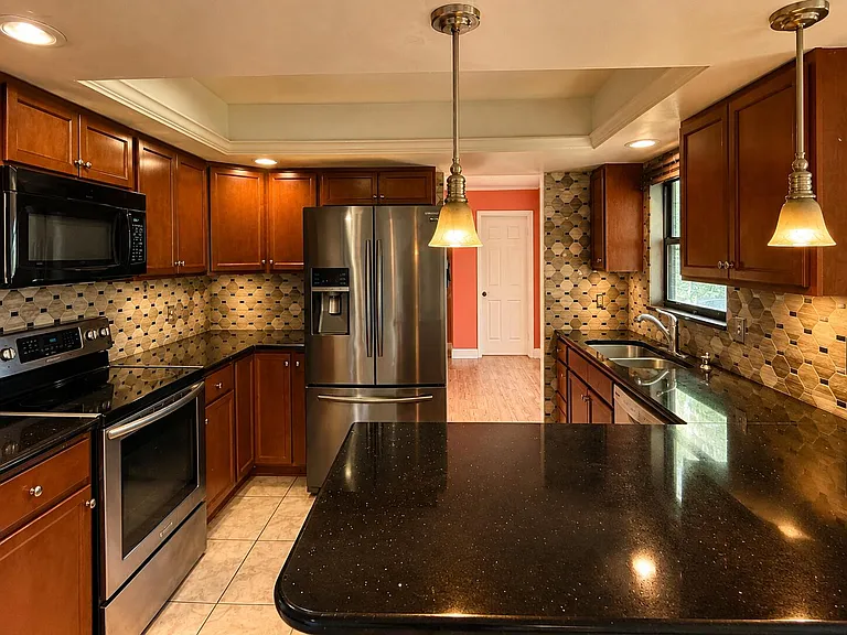 342 NW Curtis St — Photo 4