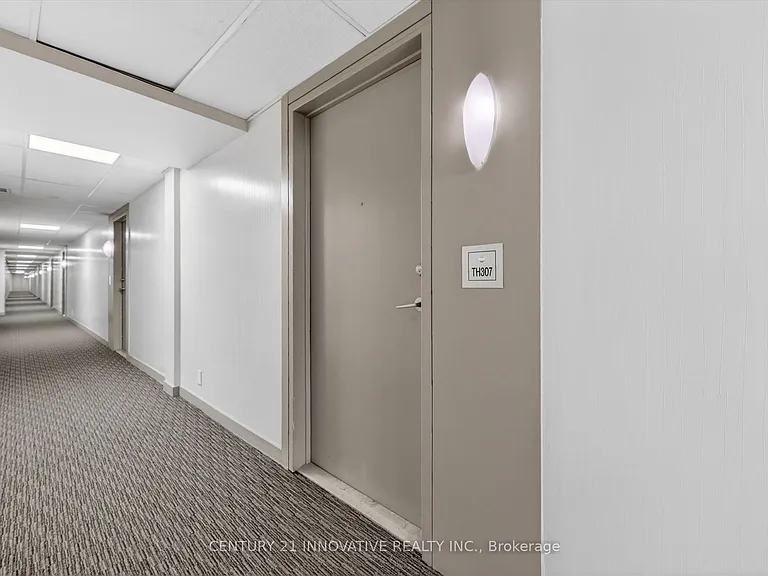 36 Lee Centre Dr #Townhouse 307 — Photo 8