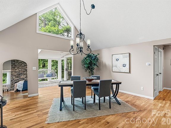 3rd image of 16 Canterbury Dr