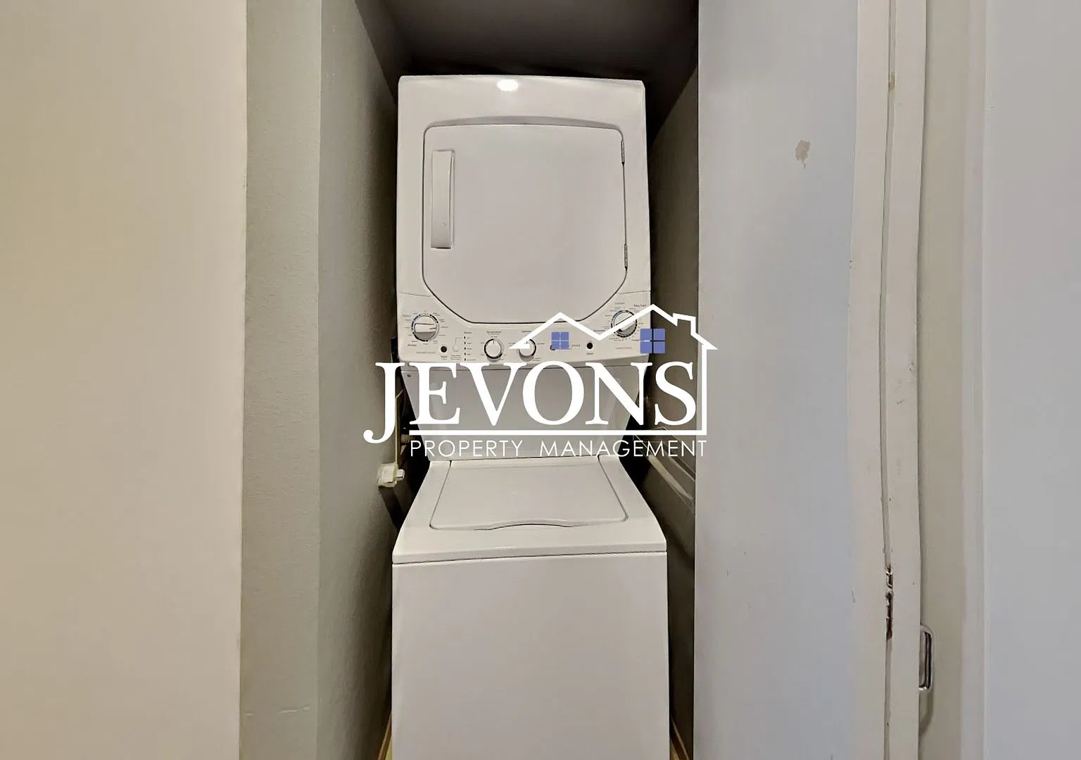 2BR/2BA Home 50% Off First Month's Rent, In-Unit Laundry & Assigned Parking in the Heart of Seattle! — Photo 4