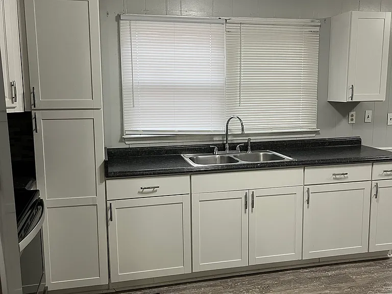 1800 Moore Dr — Photo 2