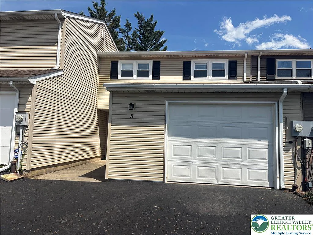 3 bed, 1.5 bath, 1184 sqft, $2,100 — Photo 1