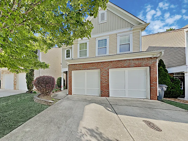 738 Mountain Laurel Dr — Photo 1