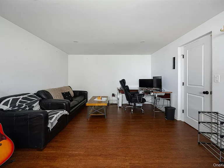 921 W Dover Rd — Photo 25