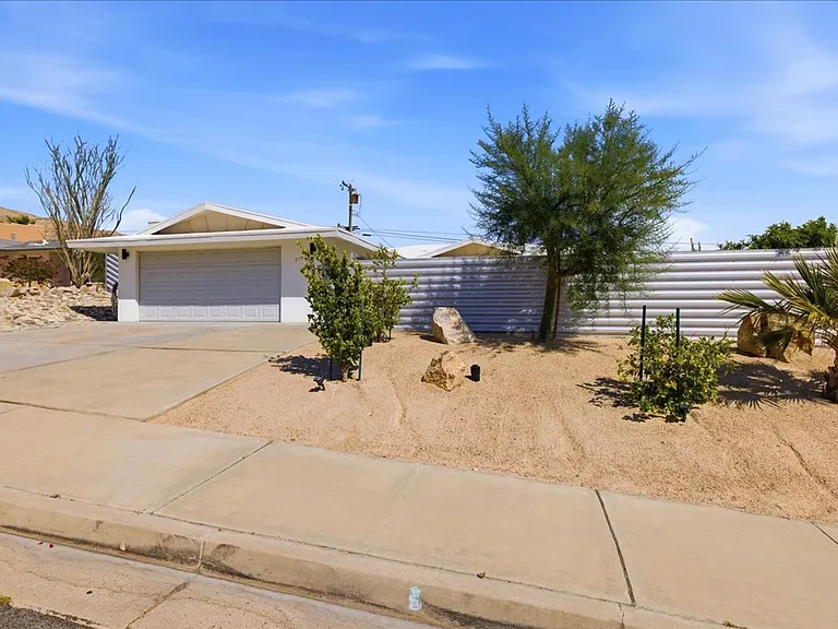 9750 Valencia Dr — Photo 27