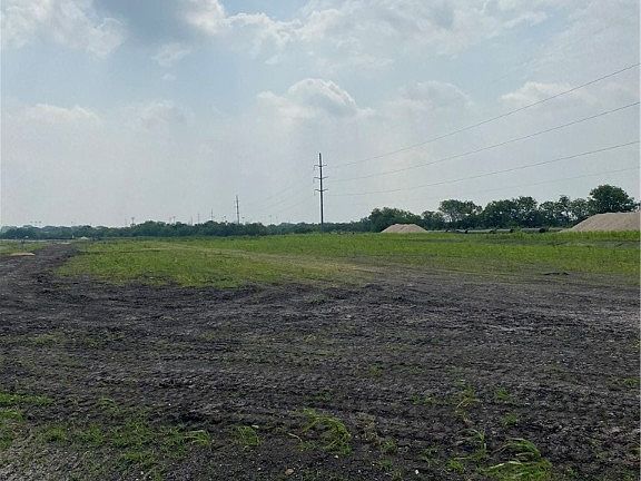 4th image of 211 Farmhouse Dr