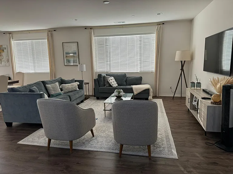 1057 Peach Grv — Photo 3