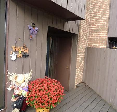 FRONT ENTRANCE DECK AREA