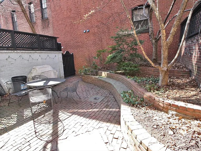 27 Hereford St — Photo 40