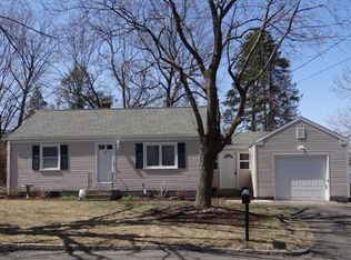 26 Pineview Dr, Springfield, MA 01119