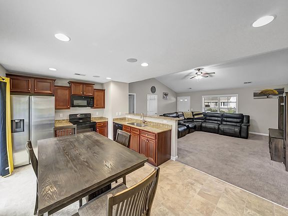 3rd image of 110 Cranbrook Ct