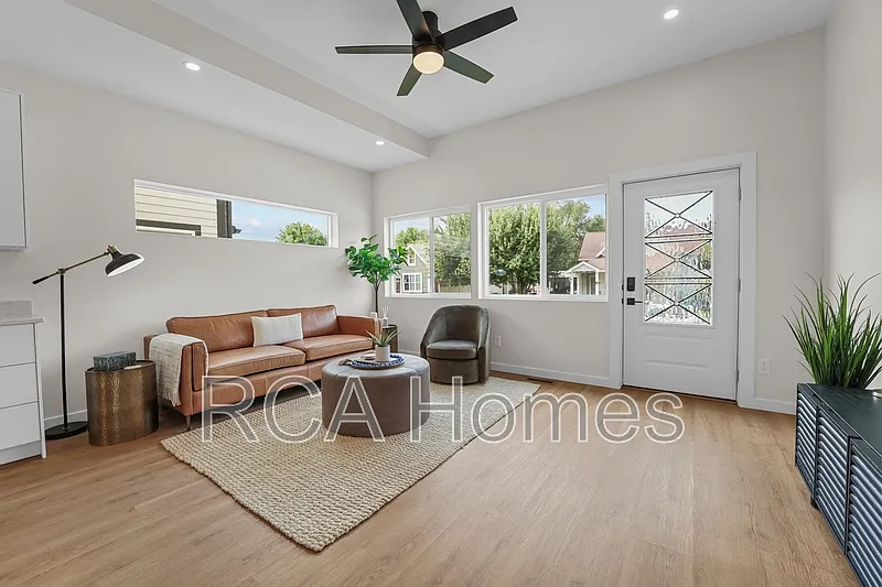 3 bed, 2.5 bath, 1600 sqft, $2,291 — Photo 3