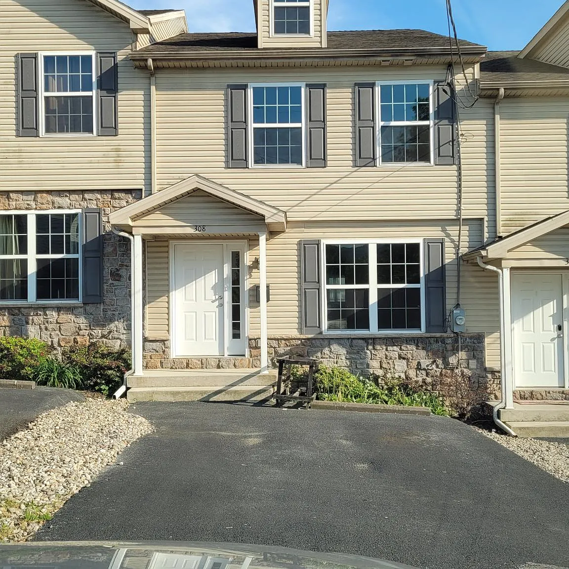 3 bed, 1600 sqft, $1,945 — Photo 1