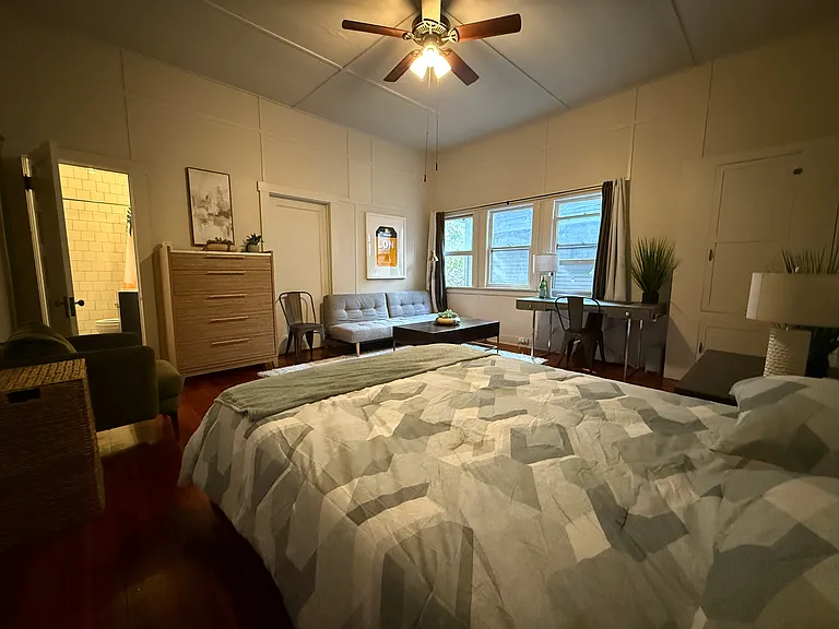 826 S Burlington Ave #4 — Photo 11