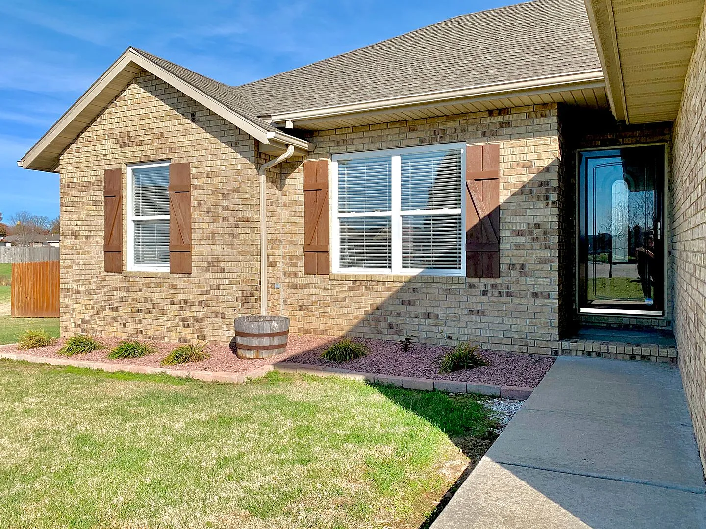Beautiful very spacious 3 bedroom 2 bath home in Rogersville with a lake view! This is a must see... — Photo 2