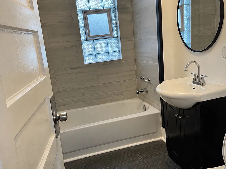 306 N Center St — Photo 2