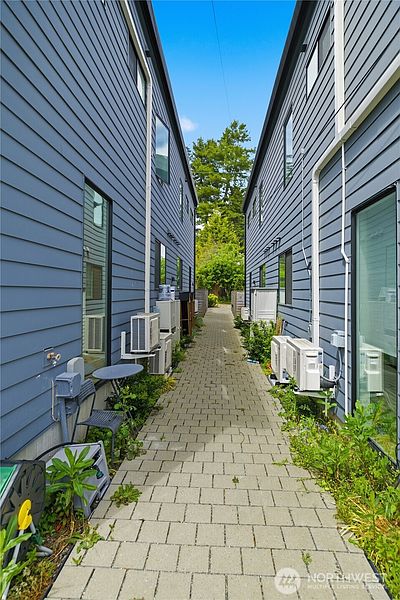 4th image of 918 N 100th Street #B