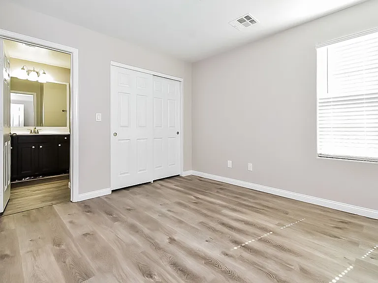 10509 W Gilmore Ave — Photo 12