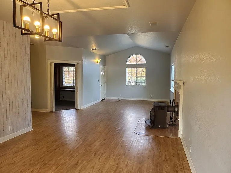 1661 Manzanita Ave — Photo 3