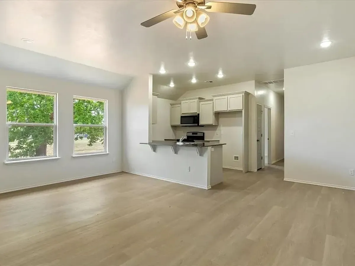 Building Photo - 1418 SW Texas Ave #1