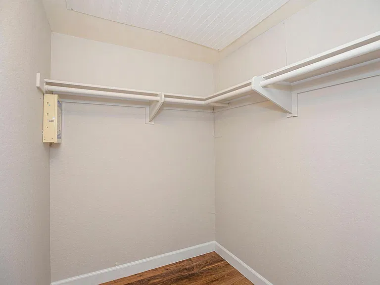 460 Oak St — Photo 15