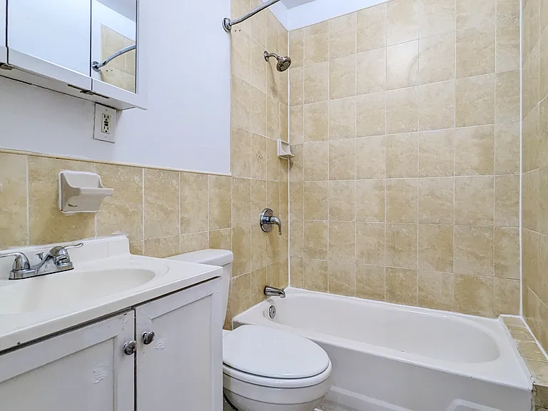 901 Willoughby Ave #1R — Photo 8