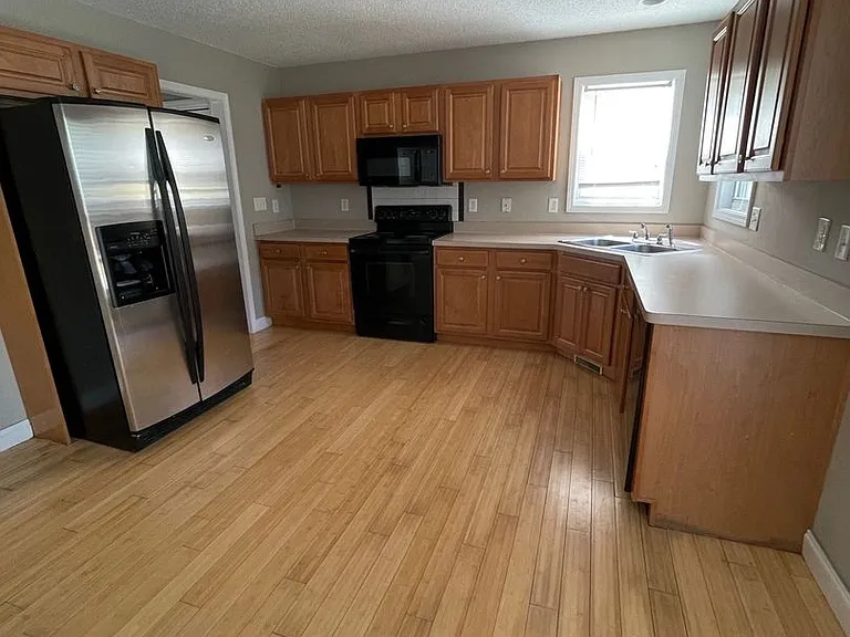 1130 Stone Brook Ln — Photo 3