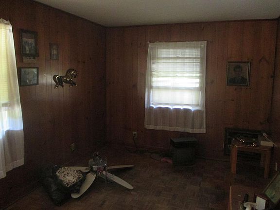4th image of 102 Taft St