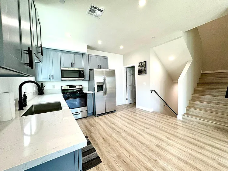 1 bed, 300 sqft, $999 — Photo 2