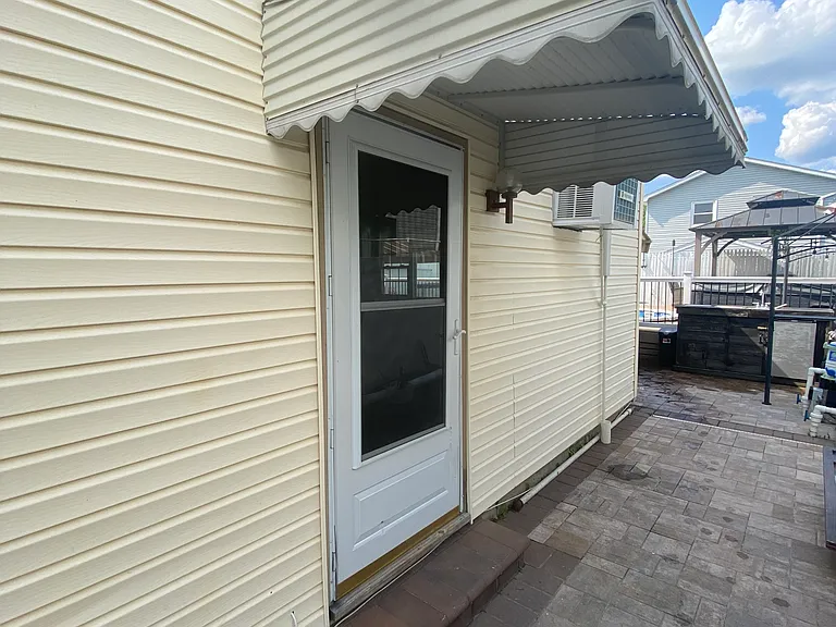 Katan Ave — Photo 1