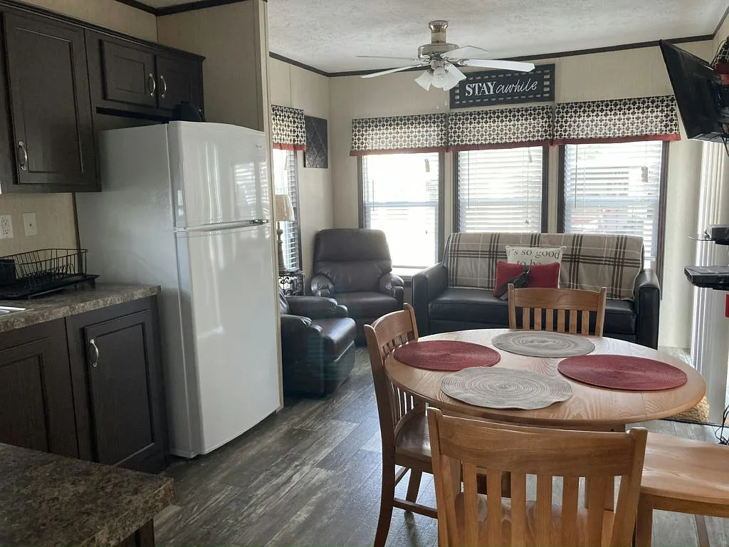 1 bed, 1.0 bath, 385 sqft, $1,200 — Photo 3