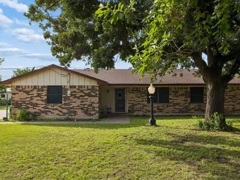 210 Lanier Rd — Photo 1